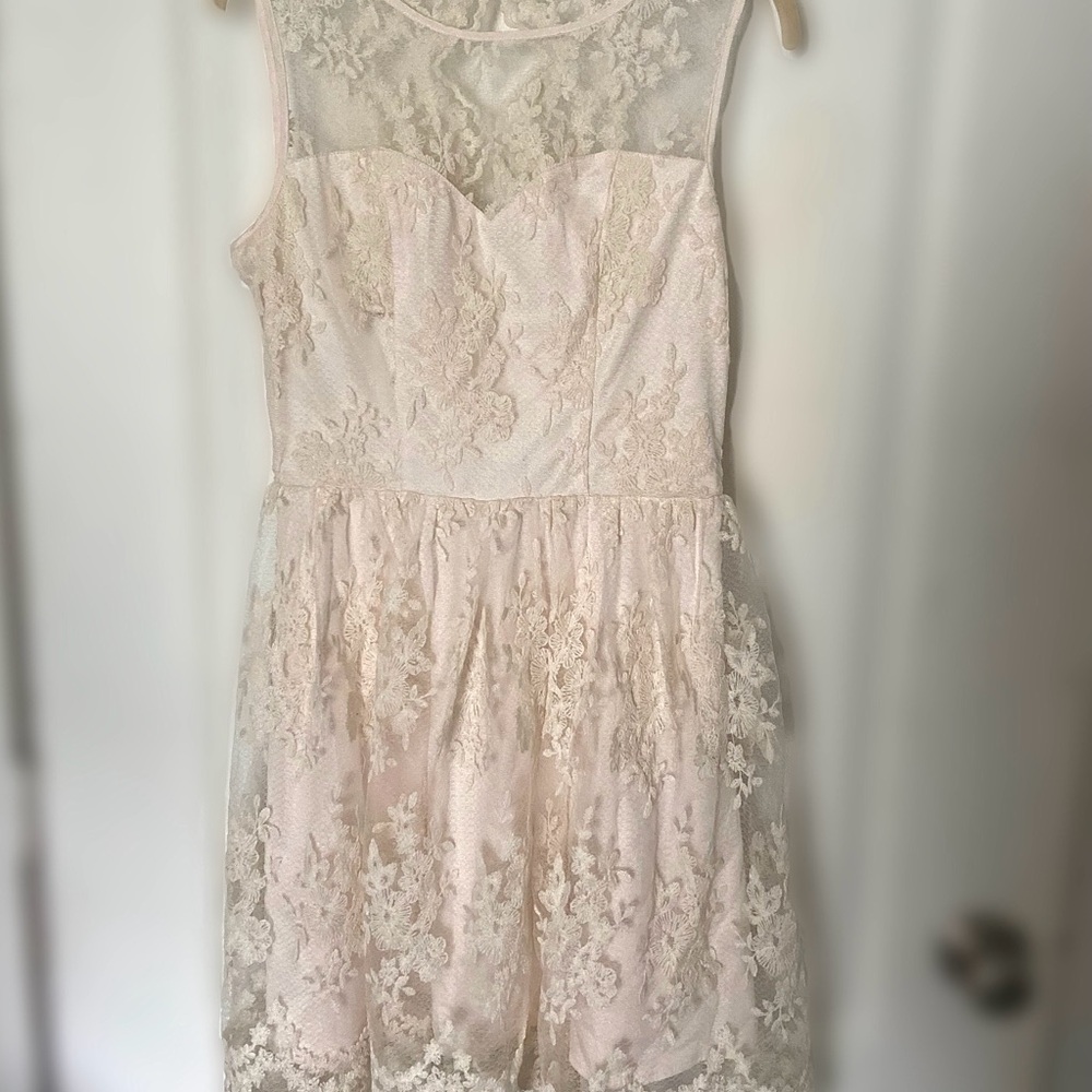 Elegant Lace Sleeveless Dress